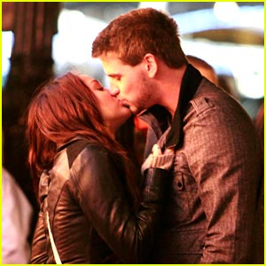 Miley Cyrus & Liam Hemsworth kiss