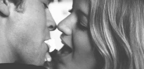Blake Lively kissing