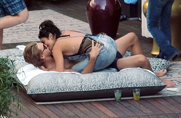 Vanessa Hudgens & Austin Butler kiss