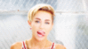 Miley Cyrys winking
