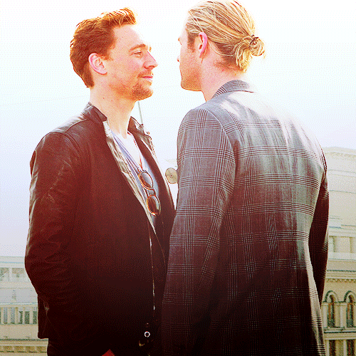 Tom Hiddleston & Chris Hemswort funny