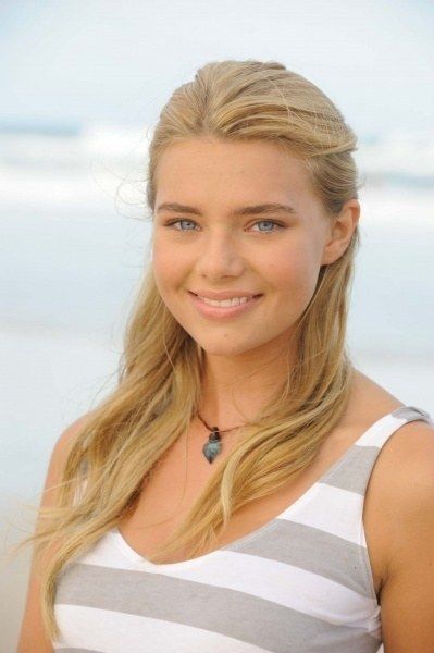 Indiana Evans -- ♫ I'm no ordinary girl ♫ H2O